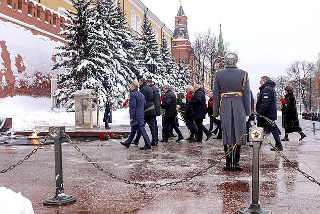Участники заседания 63-й сессии Парламентского Собрания Союза Беларуси и России возложили цветы к Могиле неизвестного солдата