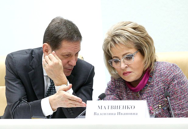 Первый заместитель Председателя Государственной Думы Александр Жуков и Председатель Совета Федерации Валентина Матвиенко