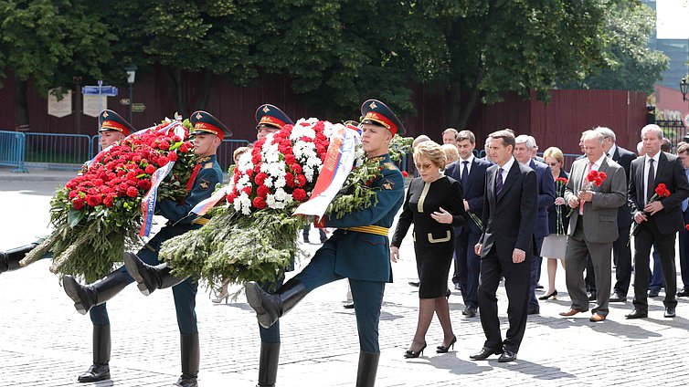 Церемония возложения цветов к Могиле Неизвестного солдата и памятнику Г.К. Жукову в День памяти и скорби 