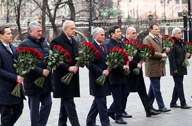 Вячеслав Володин и главы делегаций стран — членов ПА ОДКБ возложили цветы к Могиле Неизвестного Солдата