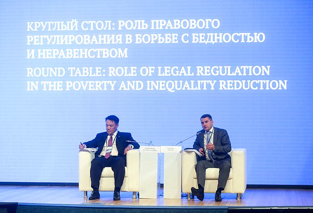 Председатель Комитета по труду, социальной политике и делам ветеранов Ярослав Нилов (справа)