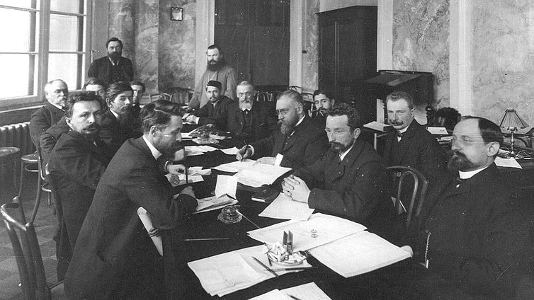 Группа депутатов Первой Государственной Думы во время совещания. 1906 г. Фотография хранится в ЦГАКФФД СПб