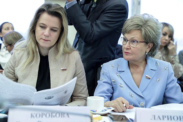 Члены Комитета по вопросам семьи, женщин и детей Татьяна Ларионова и Ольга Коробова