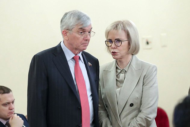 Член Комитета по охране здоровья Александр Петров и заместитель Председателя Комитета Татьяна Соломатина