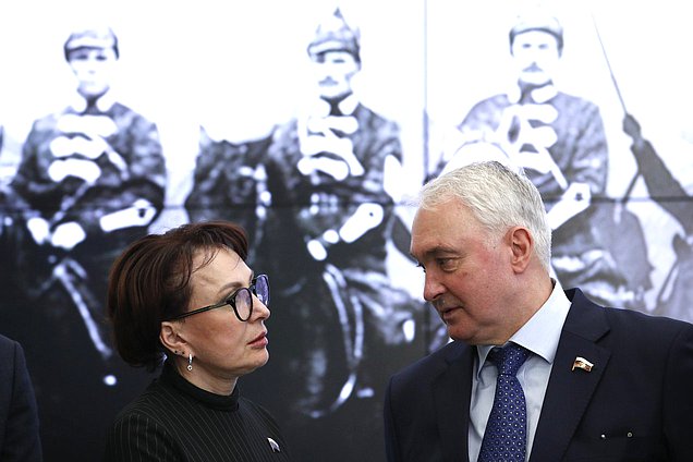 Председатель Комитета по обороне Андрей Картаполов и член Комитета Татьяна Кусайко