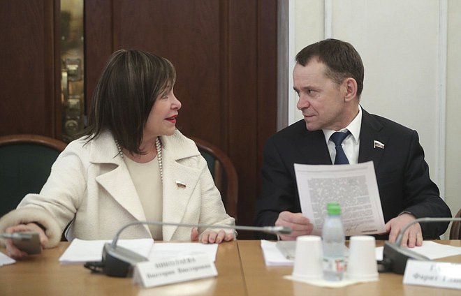 Члены Комитета по безопасности и противодействию коррупции Виктория Николаева и Фарит Ганиев