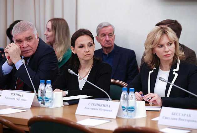 Члены Комитета по труду, социальной политике и делам ветеранов Виктория Родина и Екатерина Стенякина
