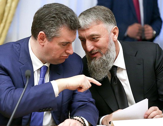 Председатель Комитета по международным делам Леонид Слуцкий и член Комитета по безопасности и противодействию коррупции Адам Делимханов во время встречи.