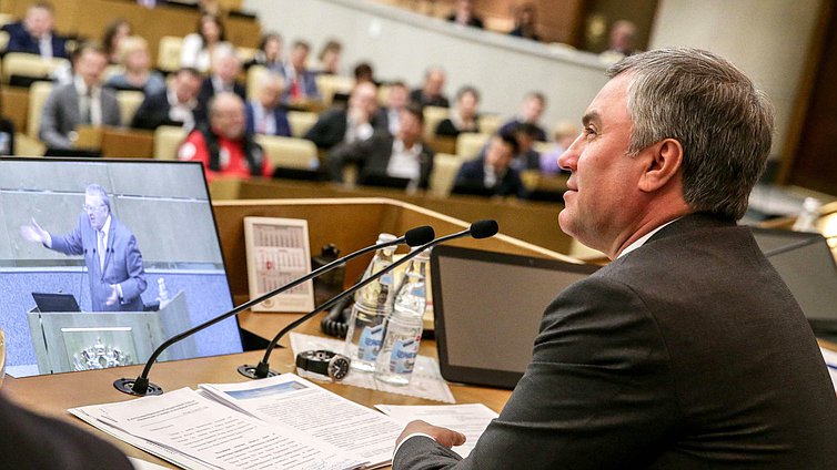 Председатель Государственной Думы Вячеслав Володин во время парламентских слушаний