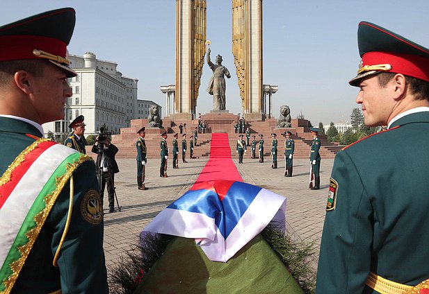 Председатель Государственной Думы Вячеслав Володин и члены российской делегации возложили цветы к памятнику Исмаилу Самани в Душанбе
