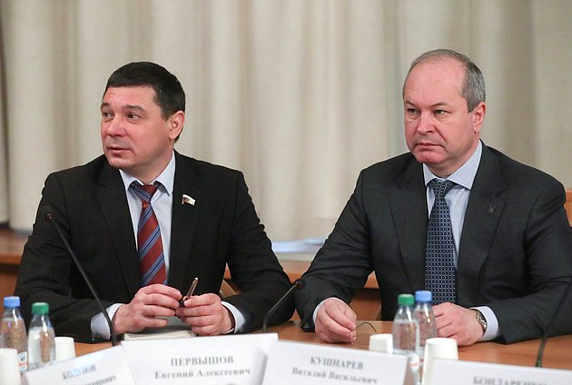 Члены Комитета по строительству и ЖКХ Евгений Первышов и Виталий Кушнарев
