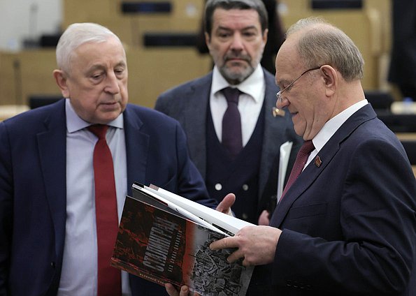 Председатель Комитета по развитию Дальнего Востока и Арктики Николай Харитонов и руководитель фракции КПРФ Геннадий Зюганов