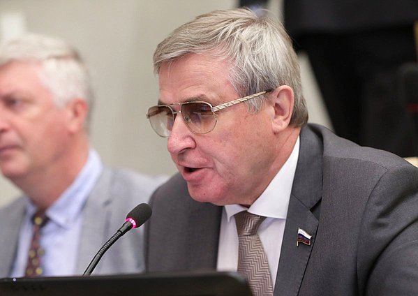Первый заместитель Председателя Комитета по науке и высшему образованию Олег Смолин
