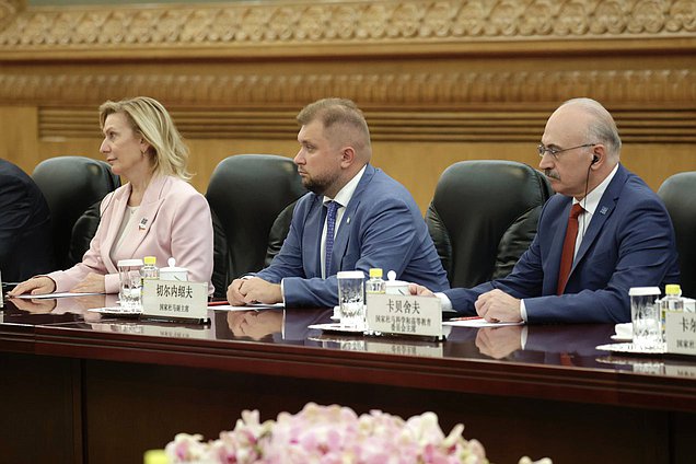 Заместитель Председателя Совета Федерации Инна Святенко, заместитель Председателя Государственной Думы Борис Чернышов и Председатель Комитета по науке и высшему образованию Сергей Кабышев