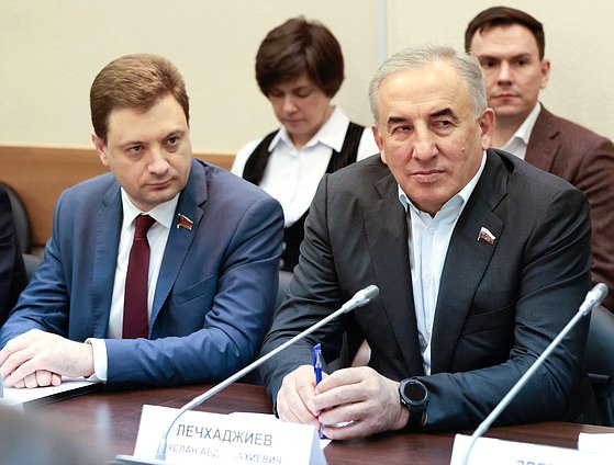 Заместители Председателя Комитета по транспорту и развитию транспортной инфраструктуры Георгий Камнев и Руслан Лечхаджиев