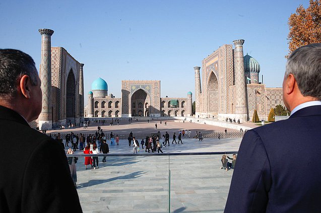 Председатель Государственной Думы Вячеслав Володин и члены российской делегации осмотрели архитектурный ансамбль площади Регистан в Самарканде