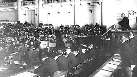 نواب مجلس الدوما الثاني في اجتماع في قصر تافريدشسكي 1907 يتم تخزين الصورة في أرشيف الدولة المركزية للأفلام والصور والوثائق الصوتية في سانت بطرسبرغ