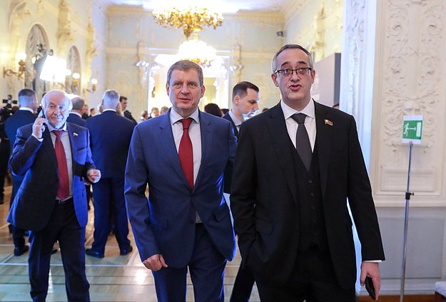 Председатель Московской городской Думы Алексей Шапошников (справа)