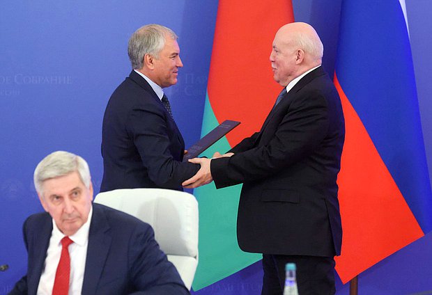 Председатель Государственной Думы Вячеслав Володин и Государственный секретарь Союзного государства Дмитрий Мезенцев