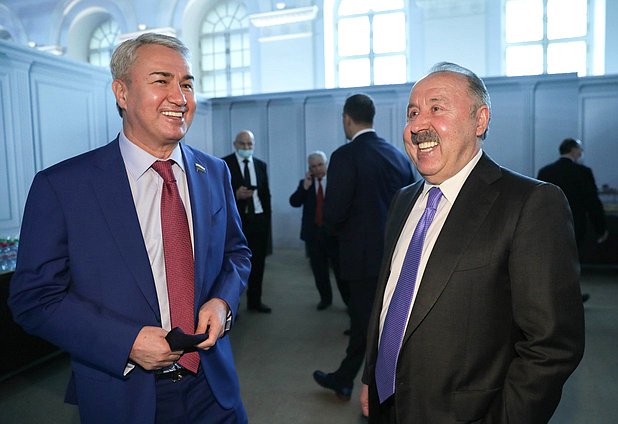 Член Комитета по безопасности и противодействию коррупции Рахим Азимов и Председатель Комитета по делам национальностей Валерий Газзаев