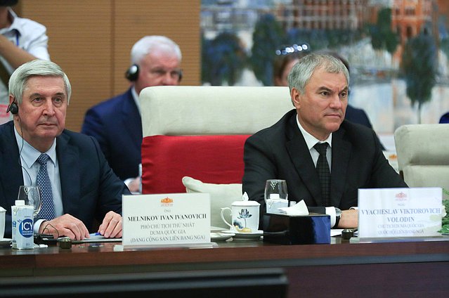 Jefe de la Duma Estatal Vyacheslav Volodin y Primer Jefe Adjunto de la Duma Estatal Ivan Melnikov