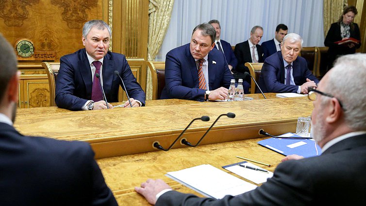 Председатель Государственной Думы Вячеслав Володин,заместитель Председателя Государственной Думы Петр Толстой и председатель Комитета  по финансовому рынку Анатолий Аксаков во время встречи.Фото: Анна Исакова/Фотослужба Государственной Думы.