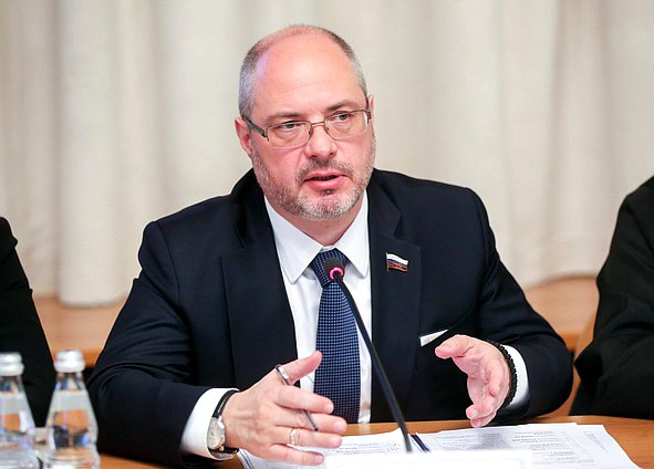 Председатель Комитета по развитию гражданского общества, вопросам общественных и религиозных объединений Сергей Гаврилов