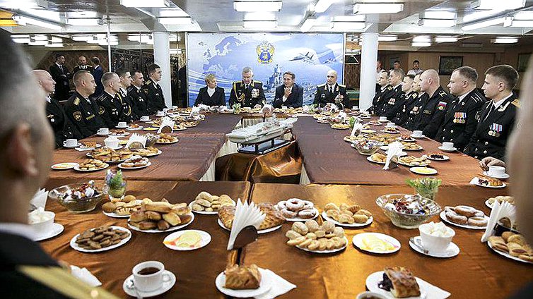 Встреча с офицерским составом тяжелого авианесущего крейсера «Адмирал Флота Советского Союза Кузнецов».