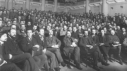 全俄工人与士兵代表苏维埃第一次代表大会代表在塔夫利宫大厅。代表中有尼古拉·谢苗诺维奇·奇赫伊泽（左6）、普列汉诺夫·乔治·瓦连京诺维奇（左5）。1917年5月4日至28日圣彼得堡中央国立电影、照片和声音文件档案馆