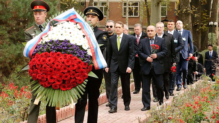 Второй день рабочего визита в Исламскую Республику Иран. Церемония возложения Сергем Нарышкиным венка к памятнику "Могила неизвестного солдата".
