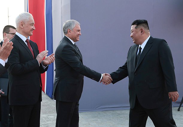 Министр обороны РФ Андрей Белоусов, Председатель Государственной Думы Вячеслав Володин и Председатель Государственных дел Корейской Народно-Демократической Республики Ким Чен Ын. Церемония открытия Мемориального комплекса и Музея боевых подвигов героев зарубежной военной операции