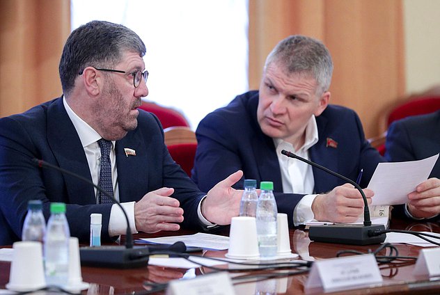 Члены Комитета по охране здоровья Борис Менделевич и Алексей Куринный