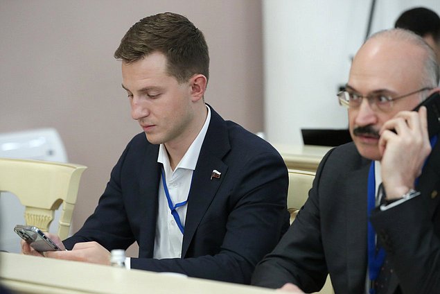 Председатель Комитета по молодежной политике Артем Метелев и Председатель Комитета по науке и высшему образованию Сергей Кабышев