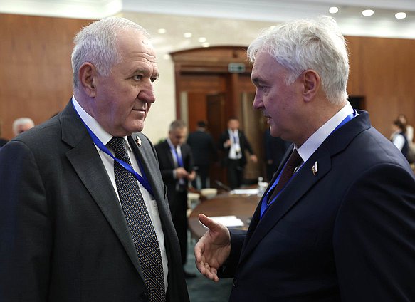 Председатель Комитета по обороне Андрей Картаполов (справа)