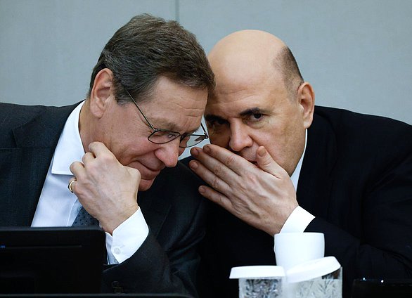 Первый заместитель Председателя Государственной Думы Александр Жуков и Председатель Правительства РФ Михаил Мишустин