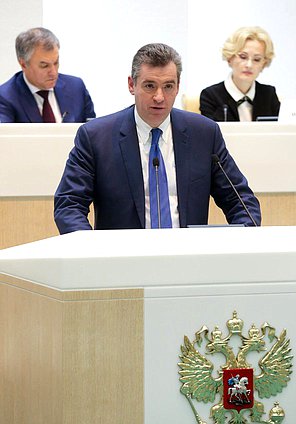 Председатель Комитета по международным делам Леонид Слуцкий во время выступления на заседании.