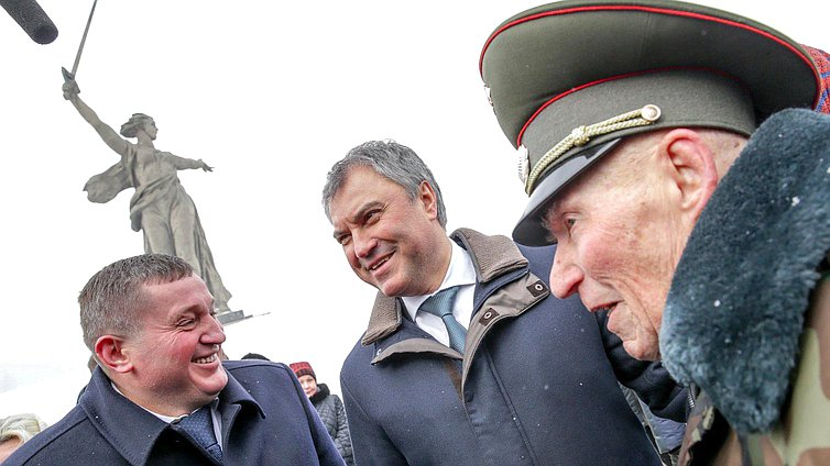 Председатель Государственной Думы Вячеслав Володин и губернатор Волгоградской области Андрей Бочаров во время встречи с ветеранами на территории мемориального комплекса.Фото: Анна Исакова/Фотослужба Государственной Думы.