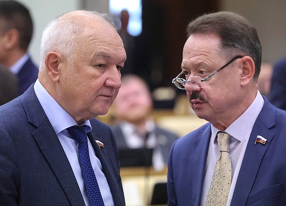 Первый заместитель Председателя Комитета по делам национальностей Ильдар Гильмутдинов и член Комитета по развитию Дальнего Востока и Арктики Владимир Новиков