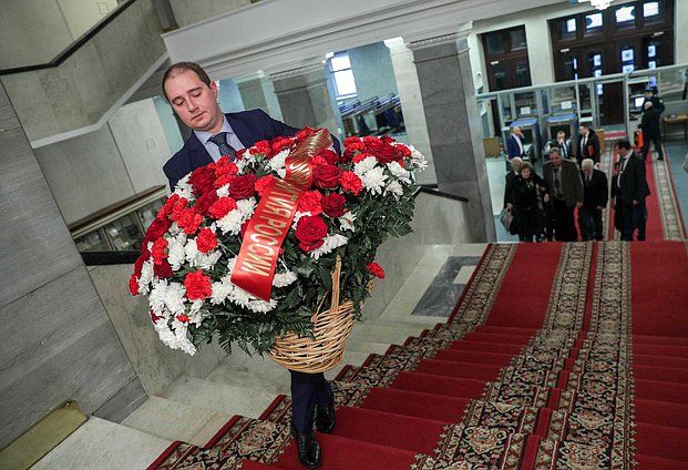 Возложение цветов ветеранами Минэкономразвития к памятной доске работников Госплана СССР