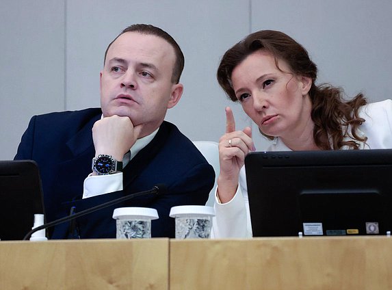 Заместители Председателя Государственной Думы Владислав Даванков и Анна Кузнецова