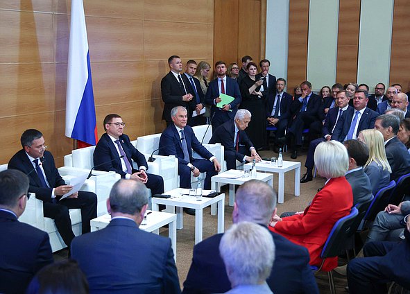 Член фракции "Единая Россия" Дмитрий Кобылкин, Секретарь Генерального совета Партии "Единая Россия" Владимир Якушев, Председатель Государственной Думы Вячеслав Володин и член фракции "Единая Россия" Владимир Васильев