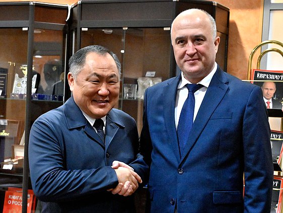 Заместитель Председателя Государственной Думы Шолбан Кара-оол и Председатель Маджлиси милли Маджлиси Оли Республики Таджикистан Файзали Идизода