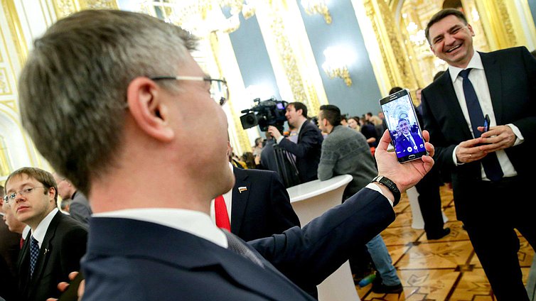 Член Комитета по информационной политике, информационным технологиям и связи Евгений Ревенко перед выступлением президента РФ В.Путина с ежегодным посланием к Федеральному Собранию РФ.