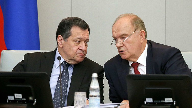 Руководитель фракции КПРФ Геннадий Зюганов и Председатель Комитета по бюджету и налогам Андрей Макаров