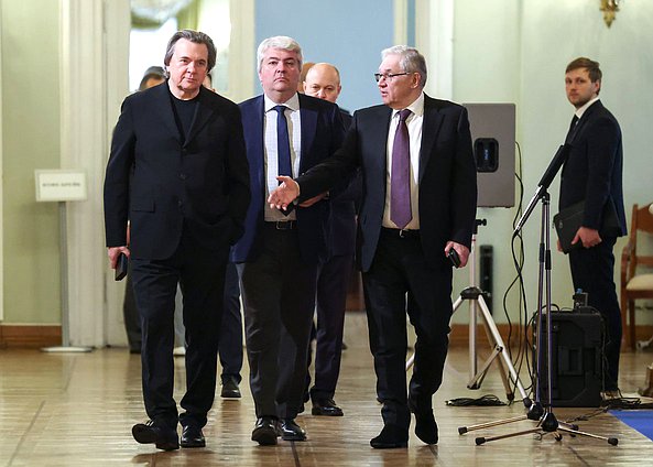 Генеральный директор «Первого канала» Константин Эрнст, руководитель АНО «Институт развития интернета» Алексей Гореславский и Генеральный директор ФГУП «Всероссийская государственная телерадиокомпания» (ВГТРК) Олег Добродеев