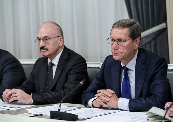 Chairman of the Committee on Science and Higher Education Sergey Kabyshev and First Deputy Chairman of the State Duma Alexander Zhukov