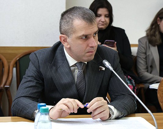 Член Комитета по охране здоровья Магомед Валихов