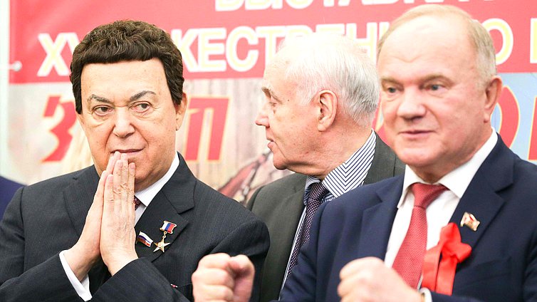 Председатель фракции КПРФ Геннадий Зюганов и Первый заместитель Председателя Комитета по культуре Иосиф Кобзон