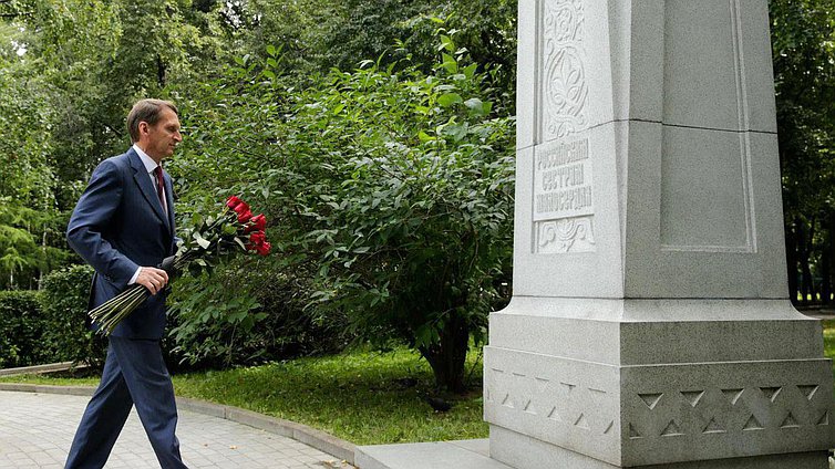 Памятная церемония возложения цветов к обелиску «Павшим в Мировой войне 1914-1918 годов», к памятнику сестрам милосердия и к могиле Великого князя Николая Николаевича в Мемориально-парковом комплексе героев Первой мировой войны.