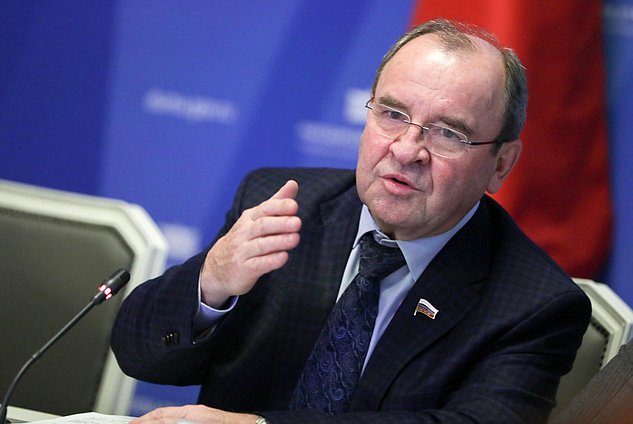 Член Комитета по бюджету и налогам Виктор Селиверстов
